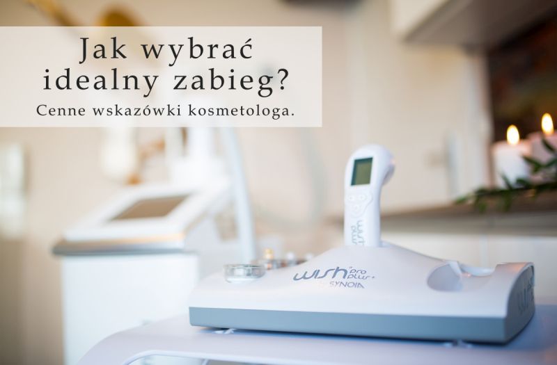 Eleganckie urządzenie kosmetyczne z ekranem cyfrowym jest wyeksponowane na stole w dobrze oświetlonym pomieszczeniu